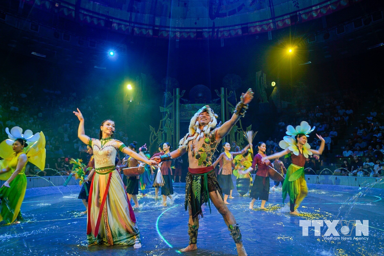Lấy cảm hứng từ truyền thuyết Sơn Tinh - Thủy Tinh, vở diễn kết hợp nghệ thuật xiếc, sân khấu đương đại và công nghệ hiện đại để kể lại câu chuyện quen thuộc, đồng thời tôn vinh lòng dũng cảm, tinh thần đoàn kết và ý chí của con người trước thiên nhiên. (Ảnh: Khánh Hoà/TTXVN)
